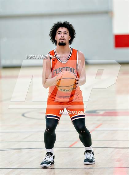 Thumbnail 2 in Burbank vs. Fortune Early College (Cordova Christmas Classic) photogallery.