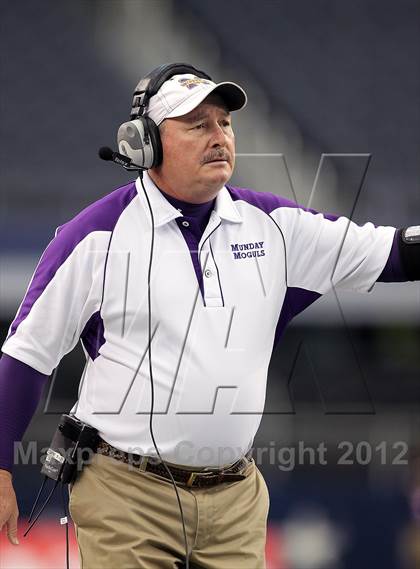 Thumbnail 1 in Munday vs. Tenaha (UIL 1A Division 2 Final) photogallery.