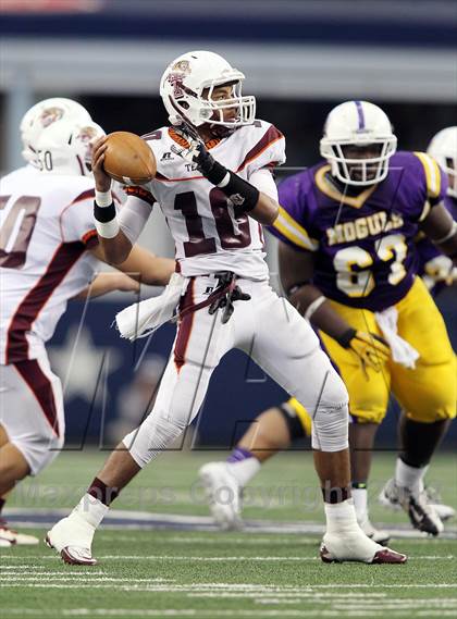 Thumbnail 3 in Munday vs. Tenaha (UIL 1A Division 2 Final) photogallery.