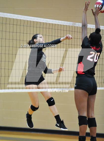 Thumbnail 3 in Langham Creek vs. Mayde Creek (CFISD/Katy Classic) photogallery.