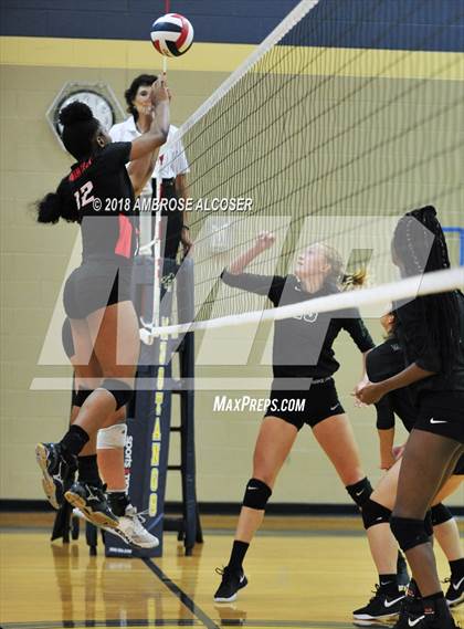 Thumbnail 1 in Langham Creek vs. Mayde Creek (CFISD/Katy Classic) photogallery.