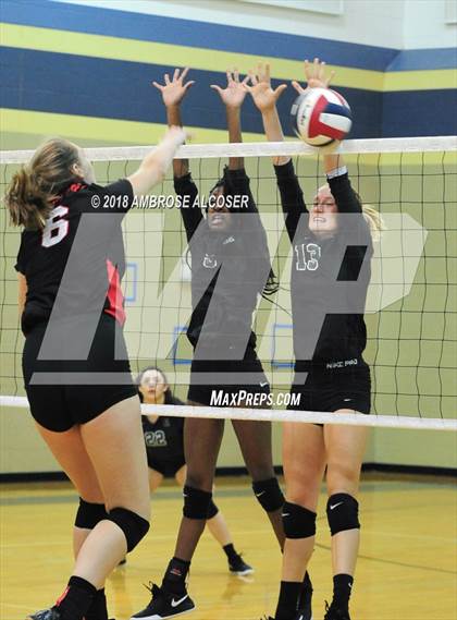 Thumbnail 2 in Langham Creek vs. Mayde Creek (CFISD/Katy Classic) photogallery.