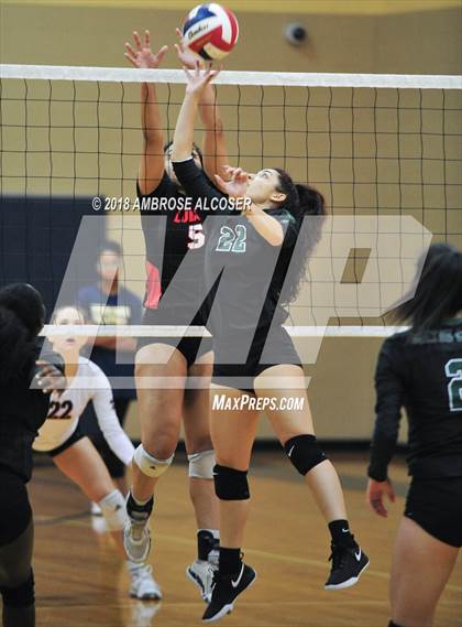 Thumbnail 3 in Langham Creek vs. Mayde Creek (CFISD/Katy Classic) photogallery.