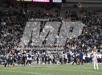 Thumbnail 3 in Mater Dei vs. St. John Bosco photogallery.