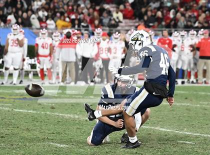 Thumbnail 2 in Mater Dei vs. St. John Bosco photogallery.