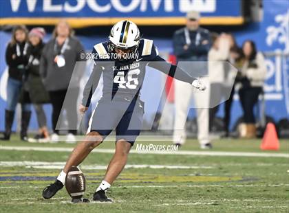 Thumbnail 3 in Mater Dei vs. St. John Bosco photogallery.