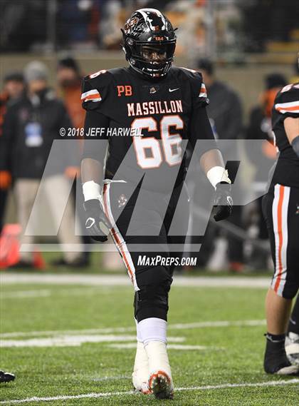 Thumbnail 3 in Archbishop Hoban vs. Washington (OHSAA D2 Final) photogallery.