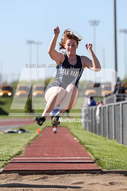 Thumbnail 1 in KC Suburban Red Conf. Champ. - Girls Field photogallery.