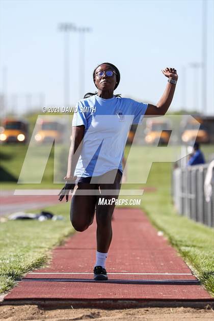 Thumbnail 1 in KC Suburban Red Conf. Champ. - Girls Field photogallery.