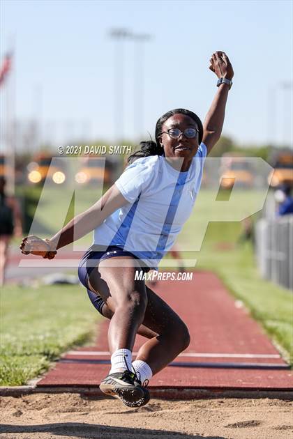 Thumbnail 1 in KC Suburban Red Conf. Champ. - Girls Field photogallery.