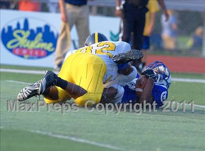 Thumbnail 2 in Walnut Hills vs. Wyoming (Skyline Chili Crosstown Showdown) photogallery.