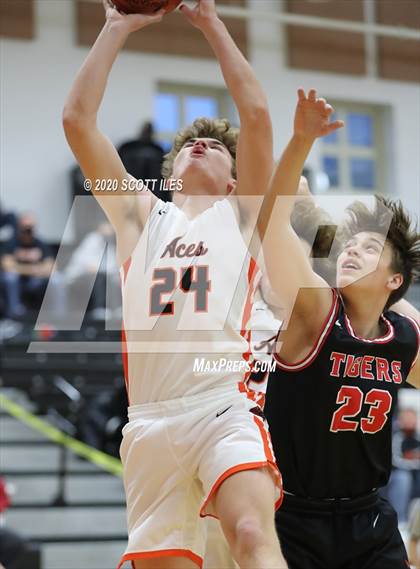 Thumbnail 2 in Circleville vs Amanda-Clearcreek photogallery.