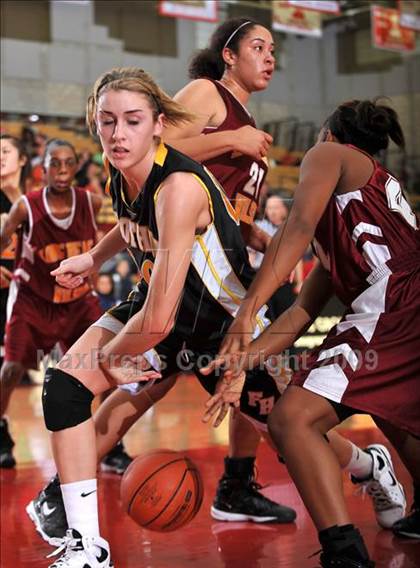 Thumbnail 1 in Wilson vs. Foothill (Nike Extravaganza) photogallery.