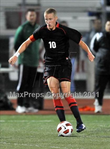 Thumbnail 2 in Santa Barbara vs. Oak Hills (CIF SoCal D2 Regional Final) photogallery.
