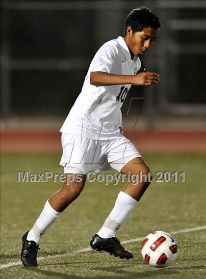 Thumbnail 2 in Santa Barbara vs. Oak Hills (CIF SoCal D2 Regional Final) photogallery.