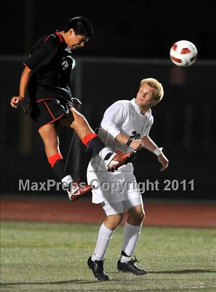 Thumbnail 2 in Santa Barbara vs. Oak Hills (CIF SoCal D2 Regional Final) photogallery.