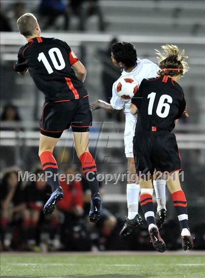 Thumbnail 3 in Santa Barbara vs. Oak Hills (CIF SoCal D2 Regional Final) photogallery.