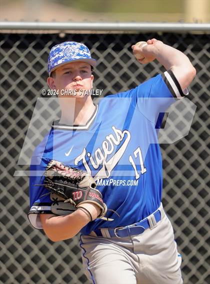 Thumbnail 1 in Highland vs. La Grande (Coach Bob Invitational) photogallery.