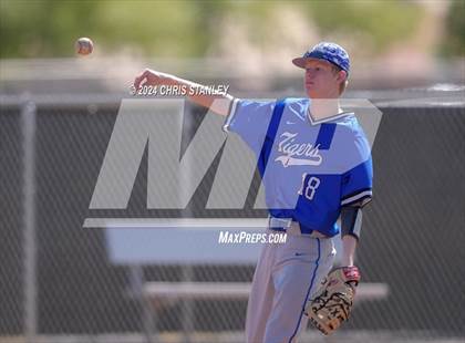 Thumbnail 2 in Highland vs. La Grande (Coach Bob Invitational) photogallery.
