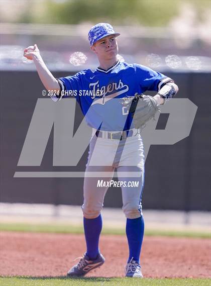 Thumbnail 3 in Highland vs. La Grande (Coach Bob Invitational) photogallery.