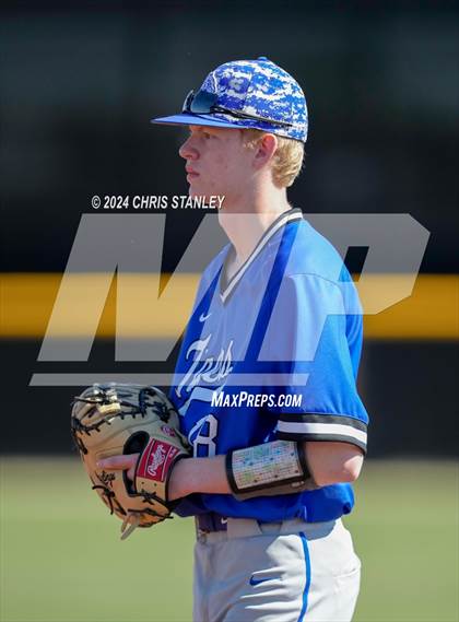 Thumbnail 3 in Highland vs. La Grande (Coach Bob Invitational) photogallery.