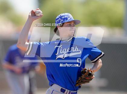 Thumbnail 2 in Highland vs. La Grande (Coach Bob Invitational) photogallery.
