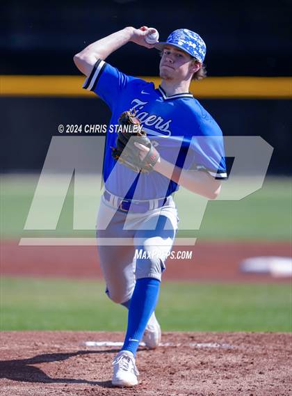 Thumbnail 1 in Highland vs. La Grande (Coach Bob Invitational) photogallery.