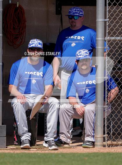 Thumbnail 1 in Highland vs. La Grande (Coach Bob Invitational) photogallery.