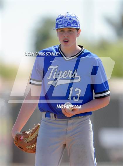 Thumbnail 2 in Highland vs. La Grande (Coach Bob Invitational) photogallery.