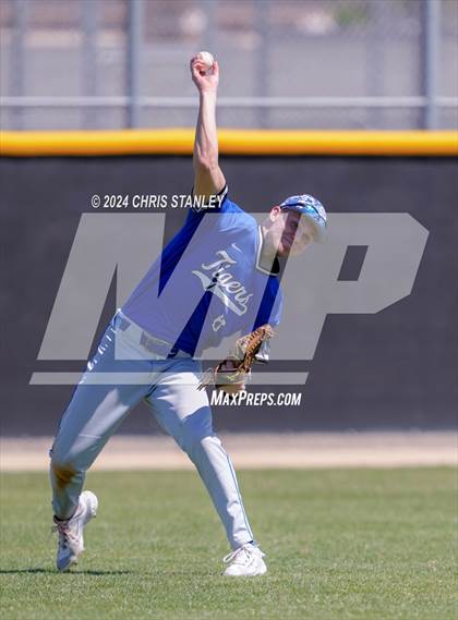 Thumbnail 3 in Highland vs. La Grande (Coach Bob Invitational) photogallery.