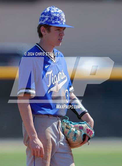 Thumbnail 3 in Highland vs. La Grande (Coach Bob Invitational) photogallery.