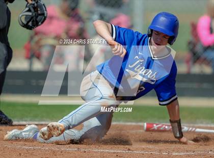 Thumbnail 1 in Highland vs. La Grande (Coach Bob Invitational) photogallery.