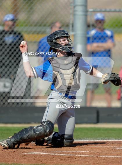 Thumbnail 2 in Highland vs. La Grande (Coach Bob Invitational) photogallery.