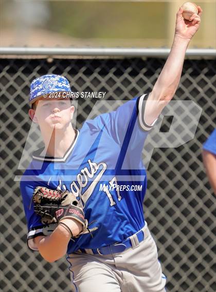 Thumbnail 2 in Highland vs. La Grande (Coach Bob Invitational) photogallery.