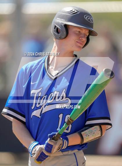 Thumbnail 3 in Highland vs. La Grande (Coach Bob Invitational) photogallery.