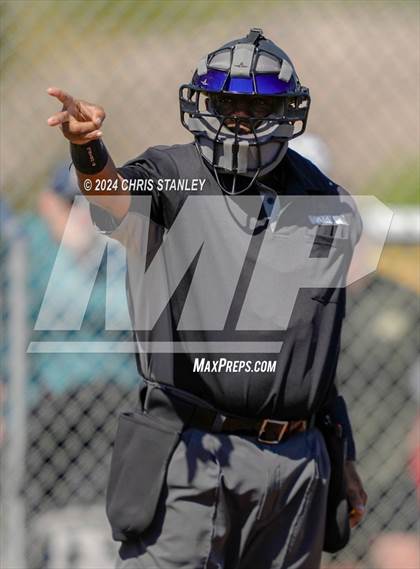 Thumbnail 3 in Highland vs. La Grande (Coach Bob Invitational) photogallery.