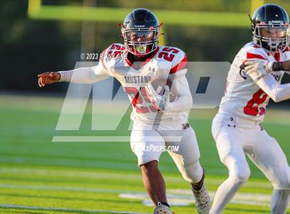 Thumbnail 1 in FR: Mustang @ Edmond Memorial photogallery.