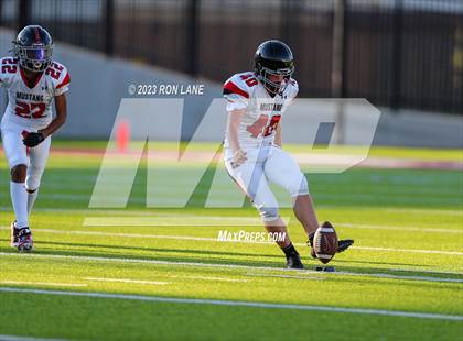 Thumbnail 1 in FR: Mustang @ Edmond Memorial photogallery.