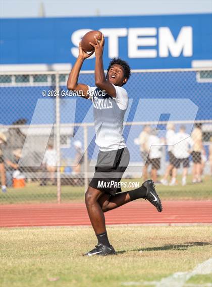 Thumbnail 2 in Holtville vs Yuma (7 on 7) photogallery.