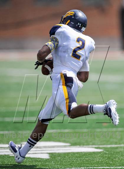 Thumbnail 3 in St. Frances Academy vs. Friendship Collegiate Academy (Brothers In Arms Classic) photogallery.