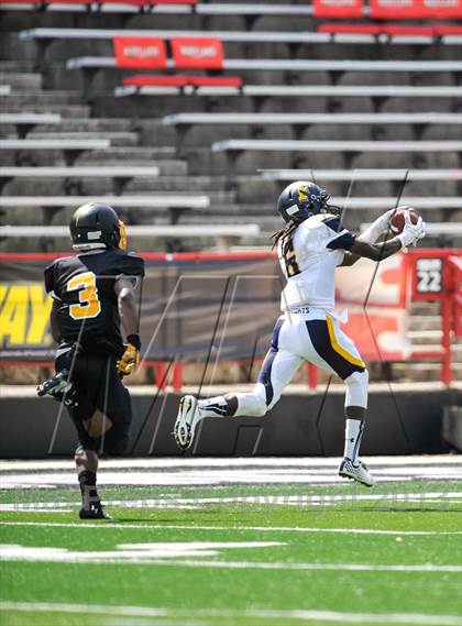 Thumbnail 3 in St. Frances Academy vs. Friendship Collegiate Academy (Brothers In Arms Classic) photogallery.