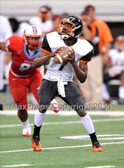 Thumbnail 3 in Cocoa vs. Skyline (Kirk Herbstreit National Kickoff Classic) photogallery.