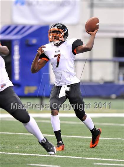 Thumbnail 3 in Cocoa vs. Skyline (Kirk Herbstreit National Kickoff Classic) photogallery.