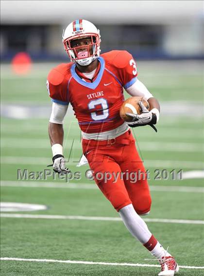 Thumbnail 3 in Cocoa vs. Skyline (Kirk Herbstreit National Kickoff Classic) photogallery.