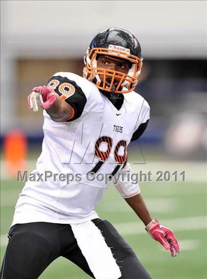 Thumbnail 3 in Cocoa vs. Skyline (Kirk Herbstreit National Kickoff Classic) photogallery.