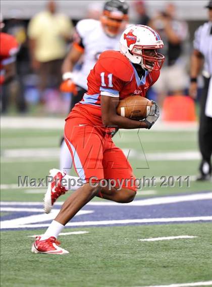 Thumbnail 2 in Cocoa vs. Skyline (Kirk Herbstreit National Kickoff Classic) photogallery.