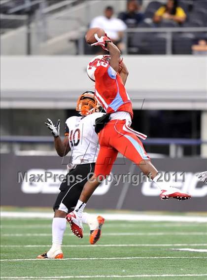 Thumbnail 2 in Cocoa vs. Skyline (Kirk Herbstreit National Kickoff Classic) photogallery.