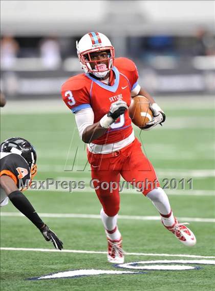 Thumbnail 2 in Cocoa vs. Skyline (Kirk Herbstreit National Kickoff Classic) photogallery.