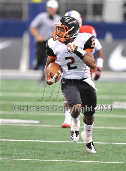Thumbnail 3 in Cocoa vs. Skyline (Kirk Herbstreit National Kickoff Classic) photogallery.