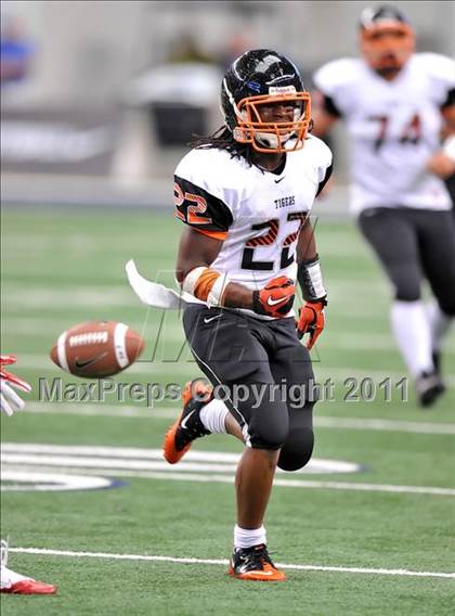 Thumbnail 1 in Cocoa vs. Skyline (Kirk Herbstreit National Kickoff Classic) photogallery.